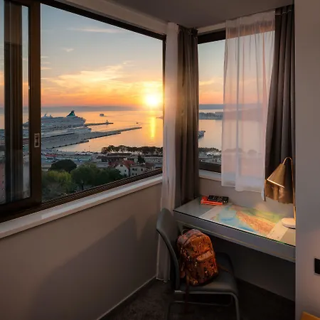Πανσιόν Royal Suites-sky