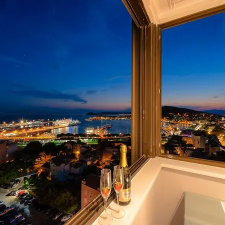 Гостевой дом Royal Suites-sky 4*