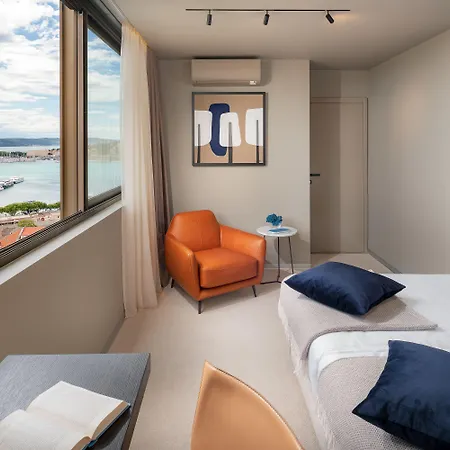 Royal Suites-sky Split