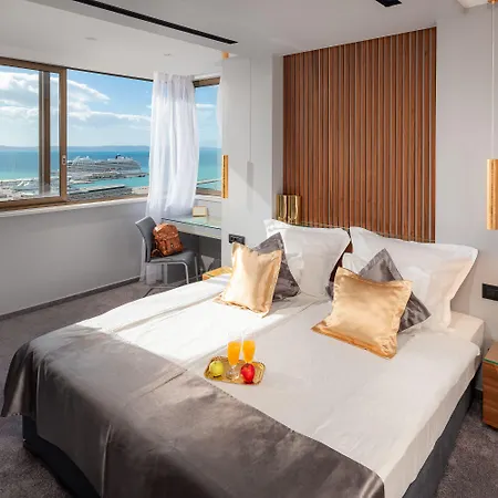 Pensión Royal Suites-sky